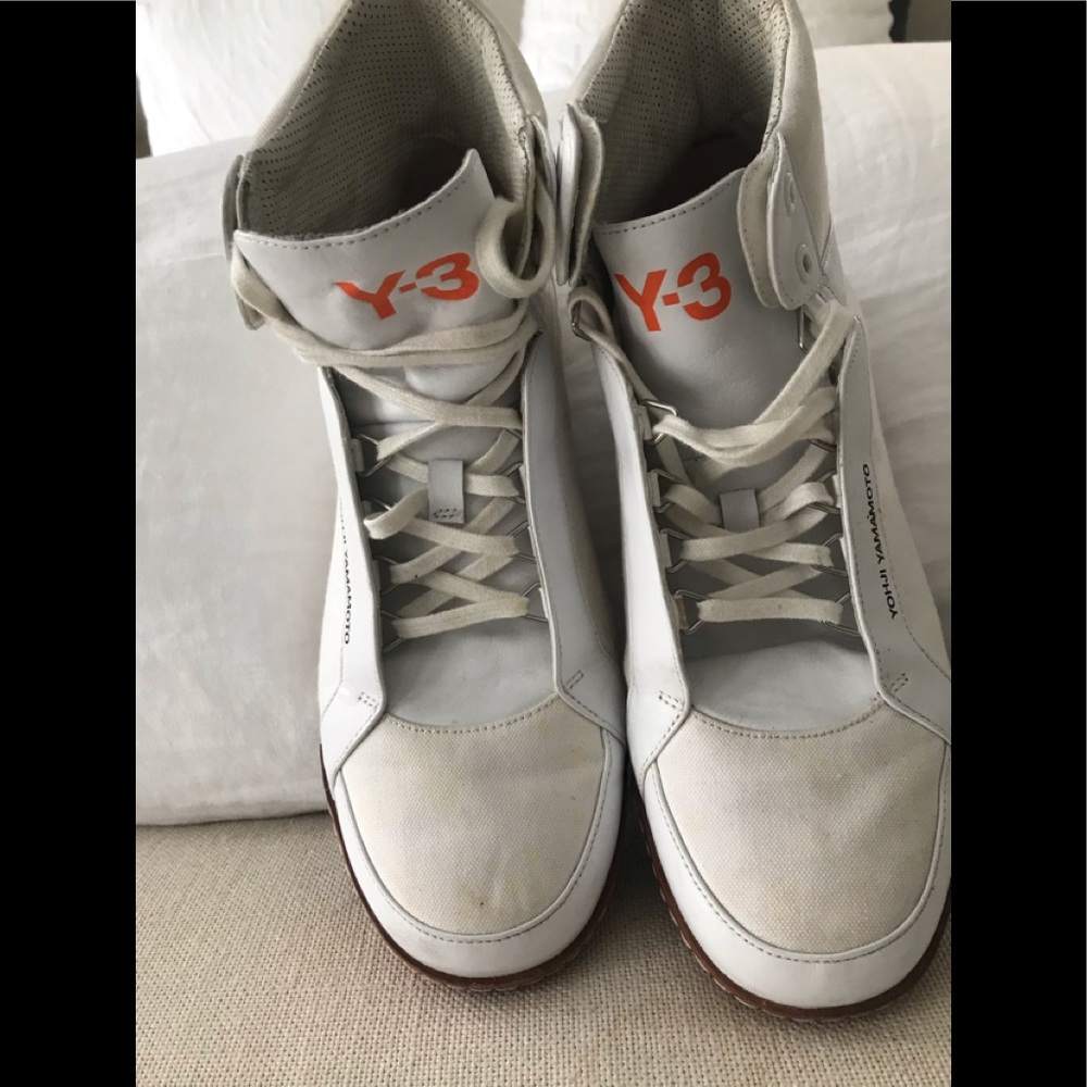Men Y-3 white sneakers size 9 comes with dust bag too
